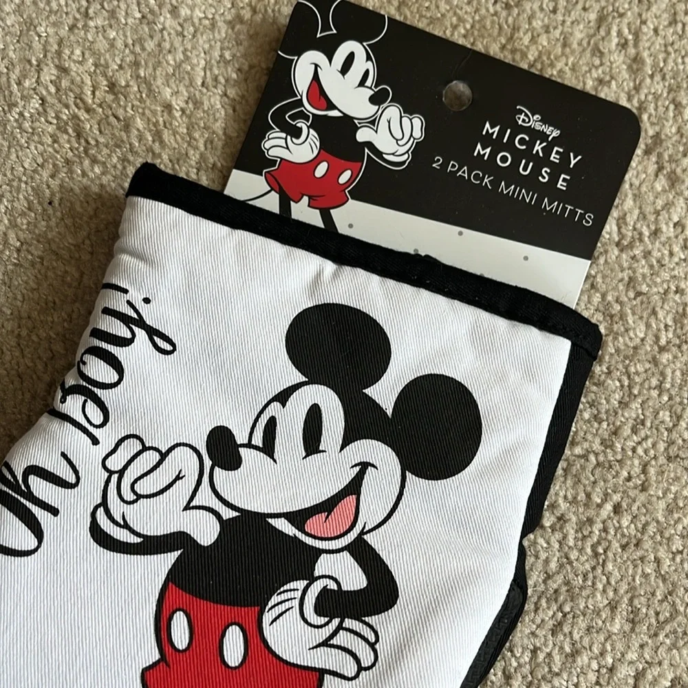 NWT Mickey Mouse Disney kitchen towel and oven mit set